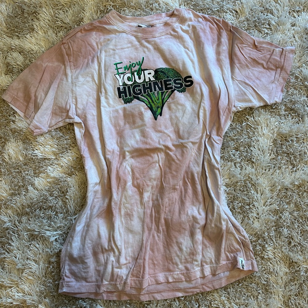 Women’s Graphic Tee in Pink 🍃